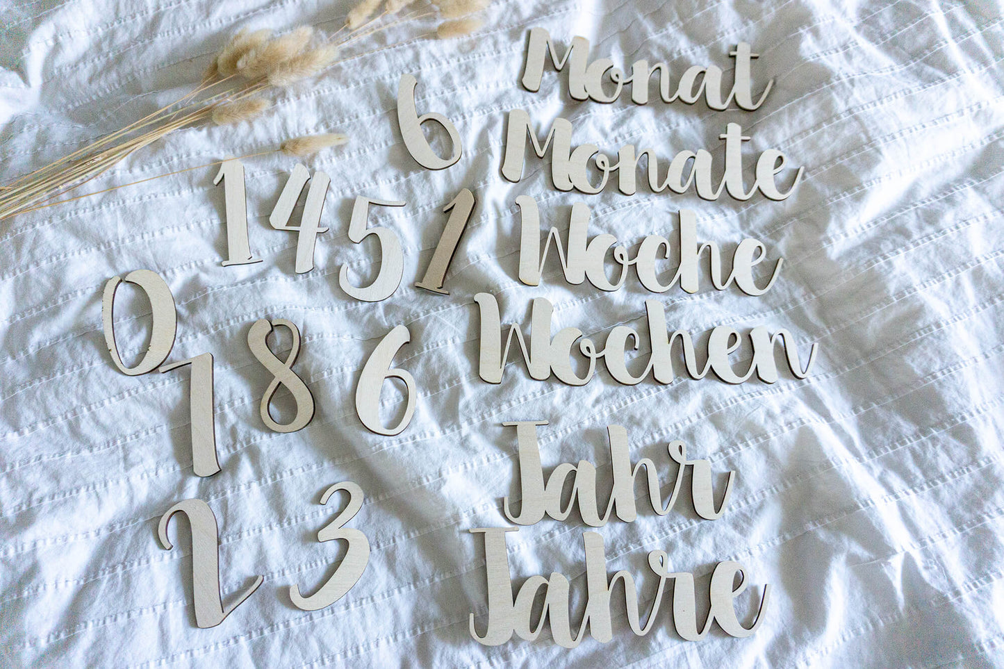 Ausgeschnittene Meilensteine aus Wörtern und Zahlen