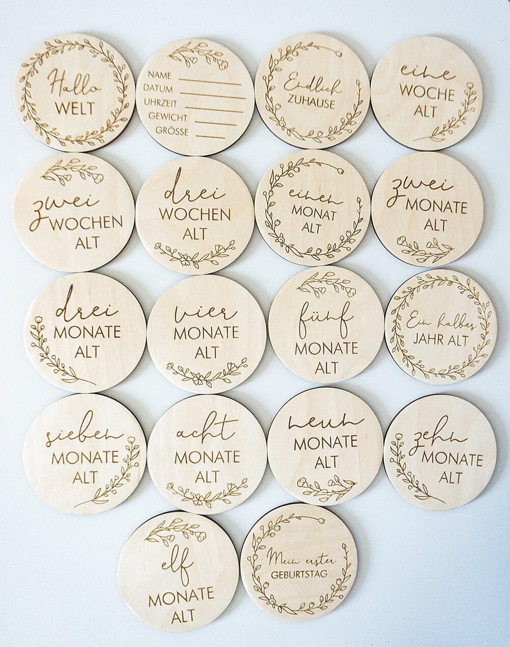 Baby Meilensteine mit Kränzen und Blumen