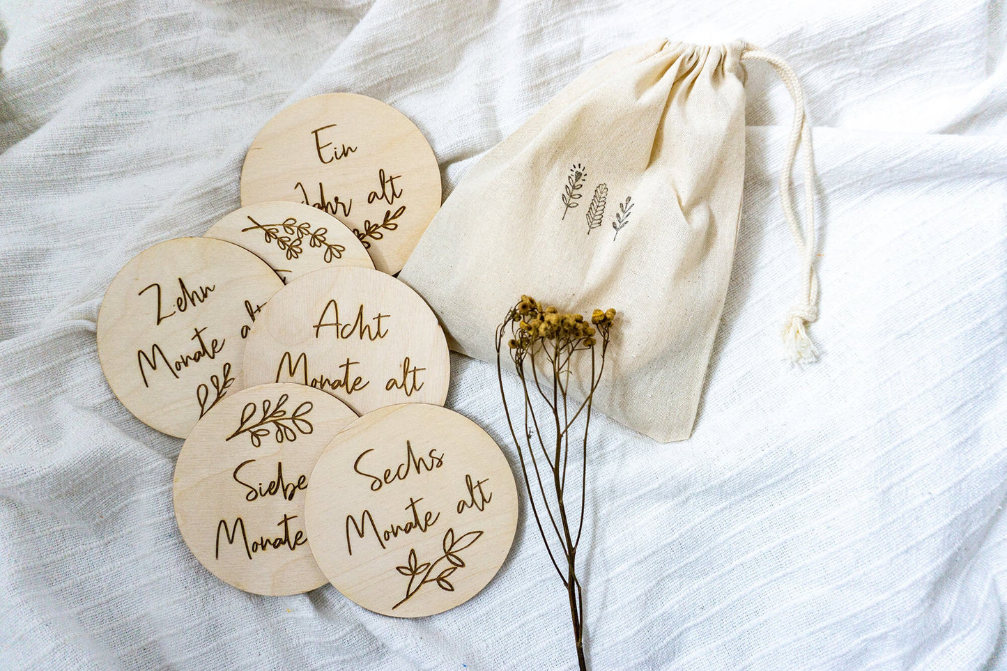 Baby Meilensteine aus Holz für das erste Lebensjahr